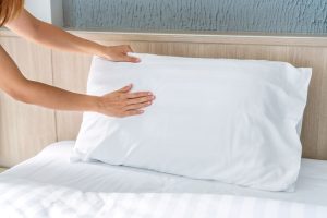 menjaga sarung bantal dari tungau