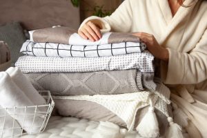 menyimpan sprei tencel