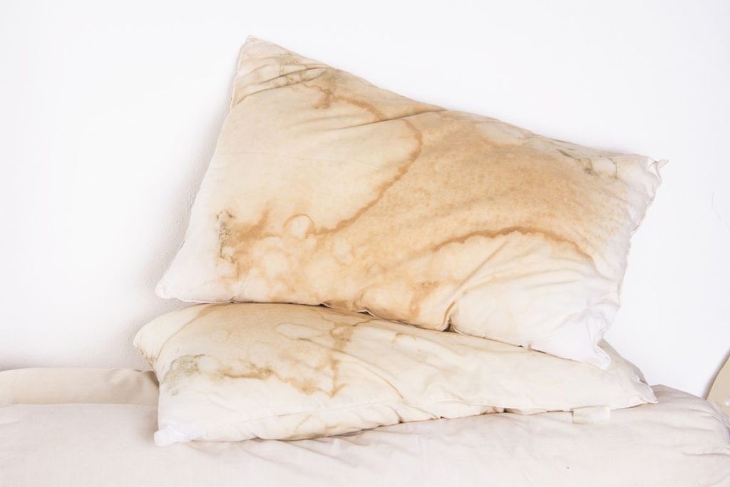 sarung bantal kotor