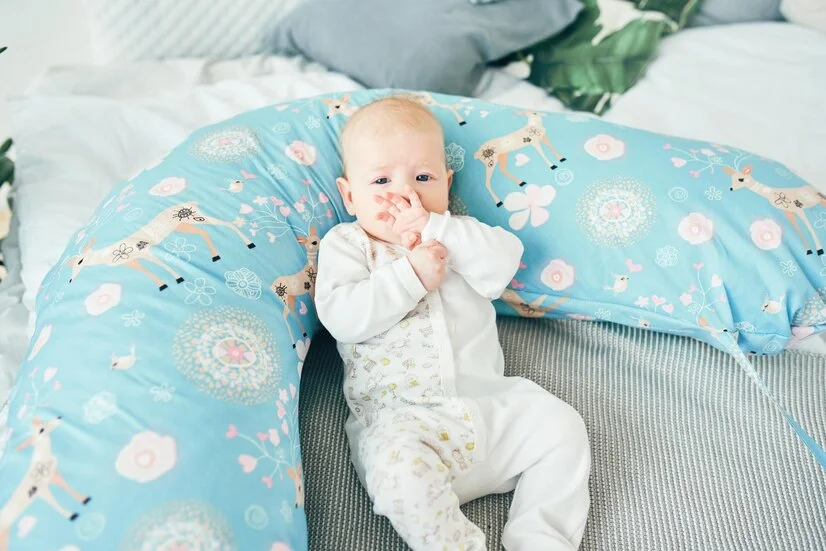 membersihkan sarung bantal bayi