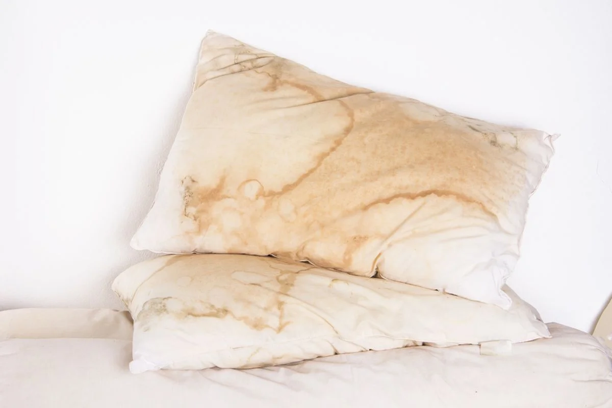 sarung bantal kotor